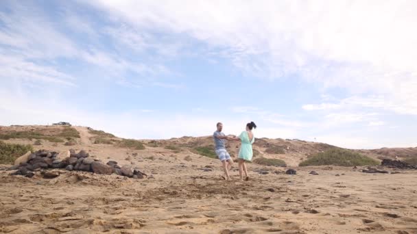 Authentieke shot van een jong gelukkig paar in de liefde hebben plezier en genieten van piggyb — Stockvideo