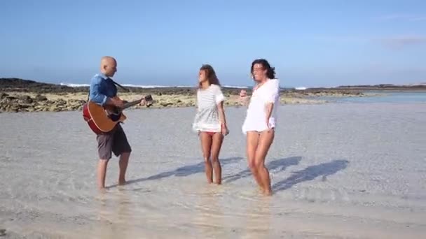 海で音楽やダンスをしている幸せな友達 — ストック動画