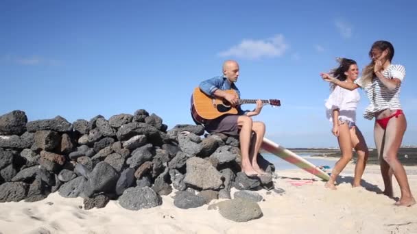 Amigos felizes tocando música e dançando à beira-mar — Vídeo de Stock