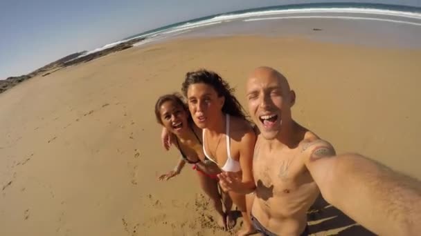 Felices amigos multirraciales tomando una selfie en la playa — Vídeo de stock