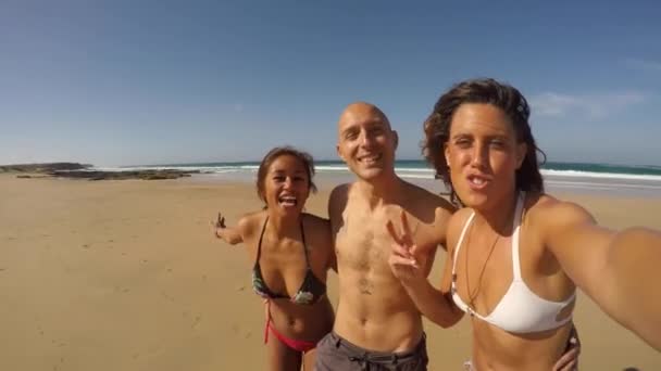 Glada multiraciala vänner som tar en selfie vid havet — Stockvideo