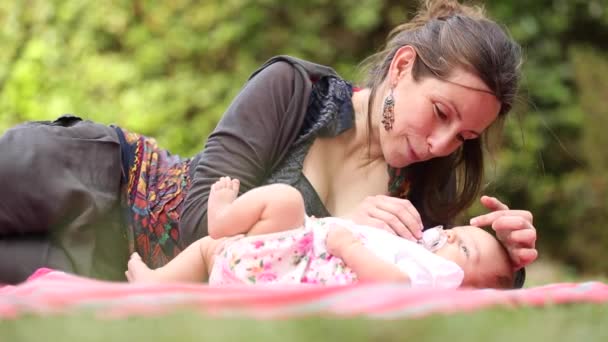 Η μητέρα με την κορούλα της στο πάρκο περνούν λίγο ποιοτικό χρόνο μαζί. — Αρχείο Βίντεο