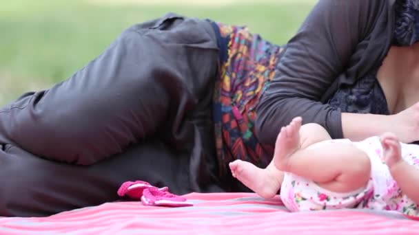 Moeder met haar dochtertje in het park brengt wat quality time samen door — Stockvideo