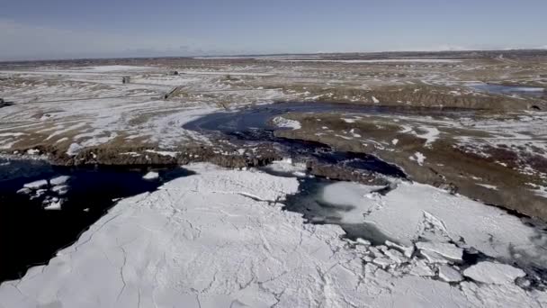 Vue aérienne de la rivière et du lac avec iceberg flottant sur l'eau — Video