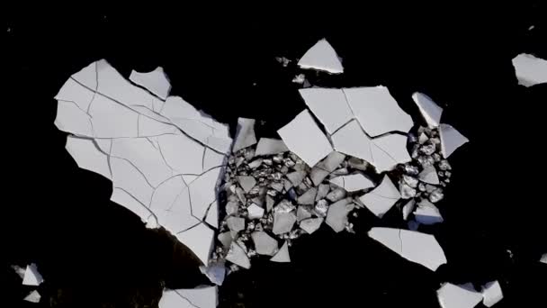 Vue aérienne de la rivière et du lac avec iceberg flottant sur l'eau — Video