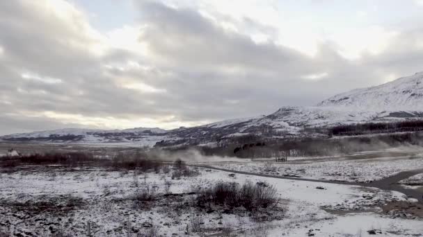 Vista aérea de un géiser en Islandia — Vídeo de stock