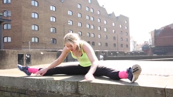 Femme blonde faisant des exercices d'étirement — Video