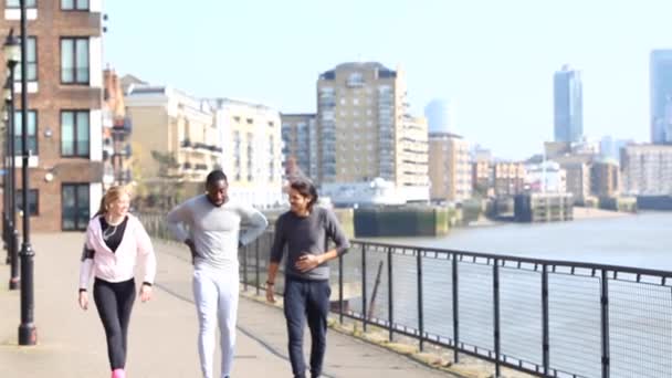 Πολυφυλετικοί άνθρωποι περπατούν μαζί μετά από τρέξιμο και εκπαίδευση — Αρχείο Βίντεο