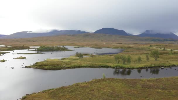 Letecký pohled na jezera a zelenou krajinu ve Skotsku — Stock video