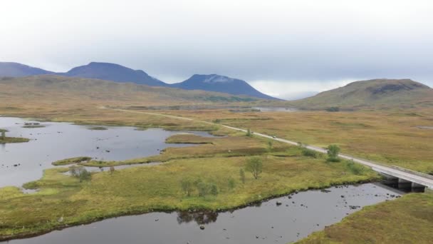 スコットランドの湖と緑の風景の空中写真 — ストック動画