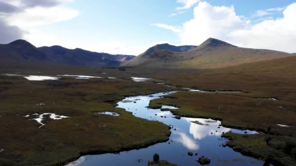 Flygfoto över sjöar och grönt landskap i Skottland — Stockvideo