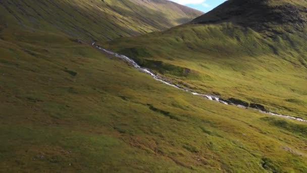 Uitzicht vanuit de lucht op de rivier en de waterval in de Schotse hooglanden — Stockvideo