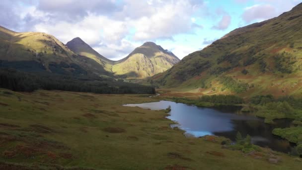 Flygfoto över sjöar och grönt landskap i Skottland — Stockvideo