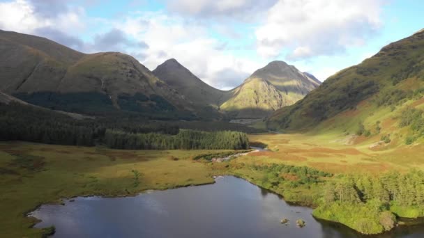 Flygfoto över sjöar och grönt landskap i Skottland — Stockvideo