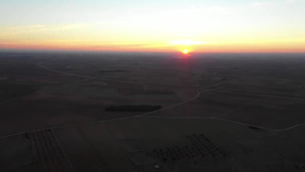 Luchtfoto van windmolens op het Spaanse platteland bij zonsopgang — Stockvideo