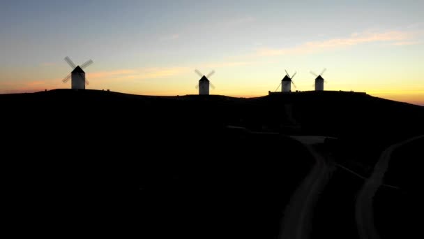 Vue aérienne des moulins à vent à la campagne en Espagne au lever du soleil — Video