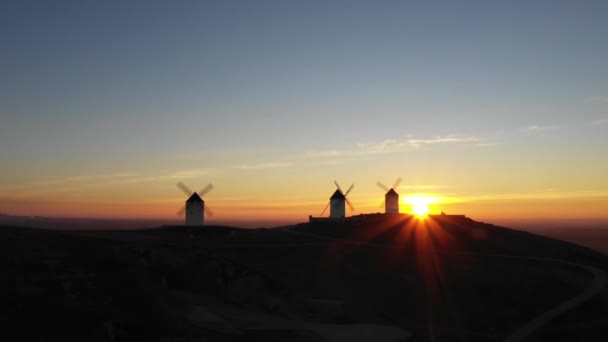 Повітряний вид вітряків у сільській місцевості Іспанії на світанку. — стокове відео