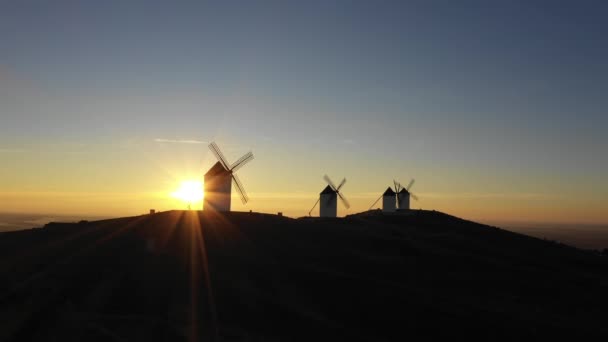 İspanya 'da güneş doğarken yel değirmenlerinin hava manzarası — Stok video