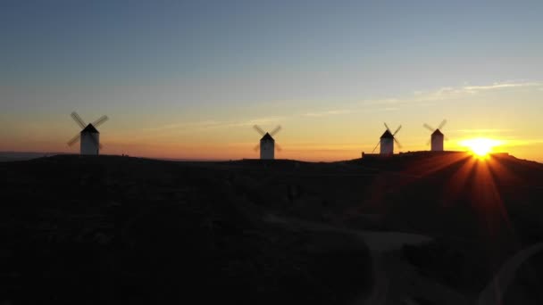 Vue aérienne des moulins à vent à la campagne en Espagne au lever du soleil — Video