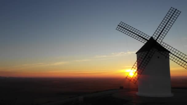 Luchtfoto van windmolens op het Spaanse platteland bij zonsopgang — Stockvideo