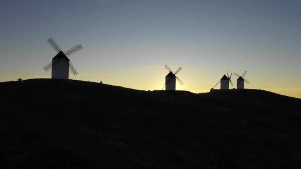 Luchtfoto van windmolens op het Spaanse platteland bij zonsopgang — Stockvideo