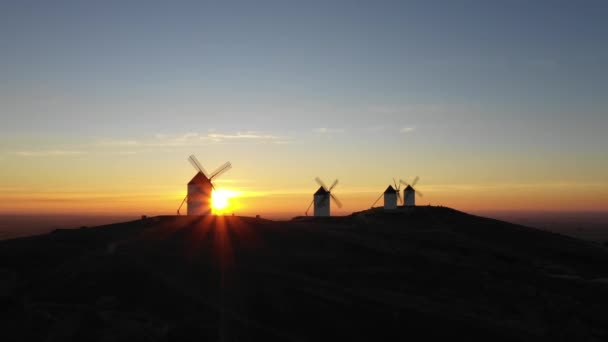 Vue aérienne des moulins à vent à la campagne en Espagne au lever du soleil — Video