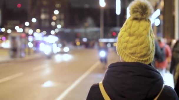 Autentisk bild av kvinna som går i staden på natten i London — Stockvideo