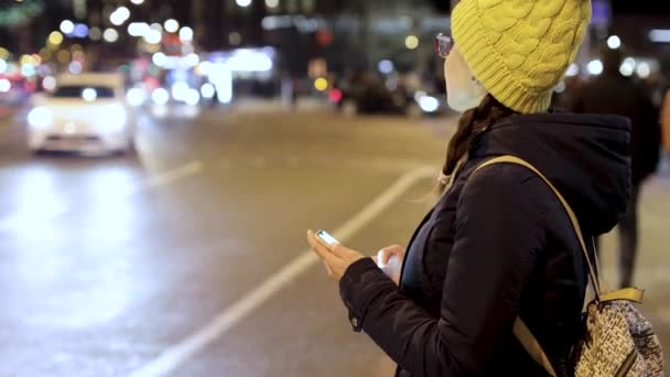 伦敦城市夜间使用智能手机的妇女的真实照片 — 图库视频影像