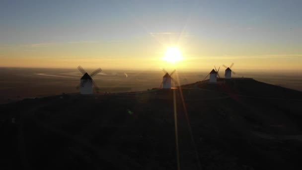 Вид с воздуха на ветряные мельницы в сельской местности Испании на восходе солнца — стоковое видео