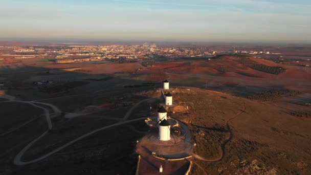 Vue aérienne des moulins à vent à la campagne en Espagne au lever du soleil — Video