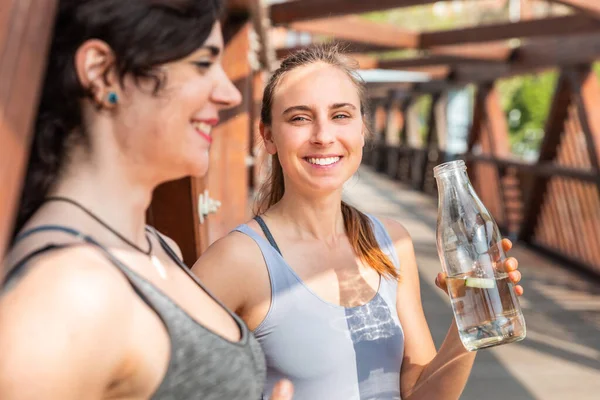 Felices Mujeres Fitness Hablando Bebiendo Agua Después Del Entrenamiento Barcelona —  Fotos de Stock