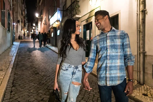 Lizbon Geceleri Gülümseyen Yürüyen Mutlu Çok Kültürlü Bir Çift — Stok fotoğraf