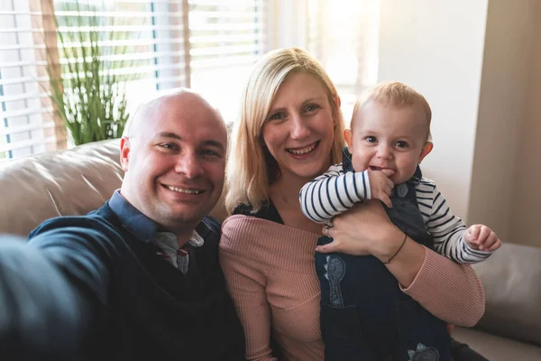 Tiro Autêntico Família Feliz Mãe Pai Filho Tomando Selfie Juntos — Fotografia de Stock