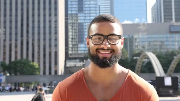 Портрет Чорношкірого Посміхаючись Місті Красивий Хлопець Бородою Окулярами Дивиться Камеру — стокове відео
