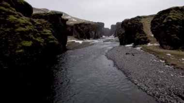İçinden akan Fjadr Nehri ile Güney İzlanda'daki Fjadrargljufur Kanyonu. Puslu bir soğuk günde İzlanda'daki doğal bir özelliğinin güzel ve dramatik görünüm. Seyahat ve doğa kavramları.