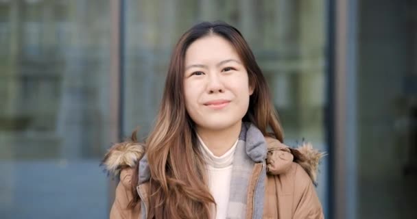 Jong Gelukkig Chinees Portret Glimlachend Kijkend Naar Camera College Student — Stockvideo