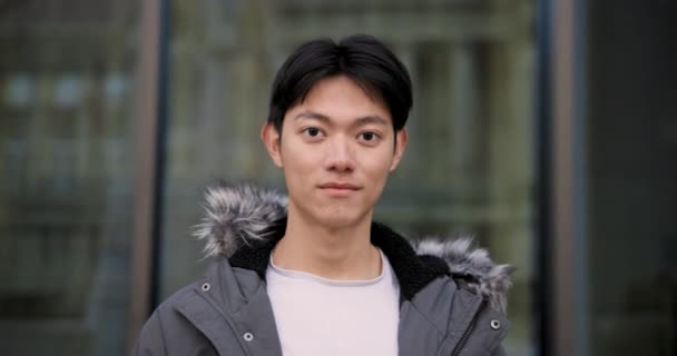 Młody Szczęśliwy Chińczyk Portret Uśmiechnięty Patrząc Aparat Fotograficzny Student Pokazujący — Wideo stockowe