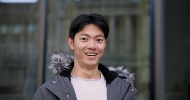 Jeune Homme Chinois Heureux Ralenti Portrait Riant Regardant Caméra Étudiant — Video