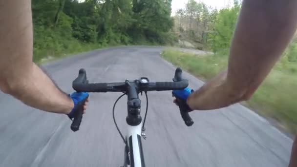 Pov Βολή Του Ποδηλάτη Άνθρωπος Ποδηλασία Κατάβαση Και Κατεβαίνει Γρήγορη — Αρχείο Βίντεο