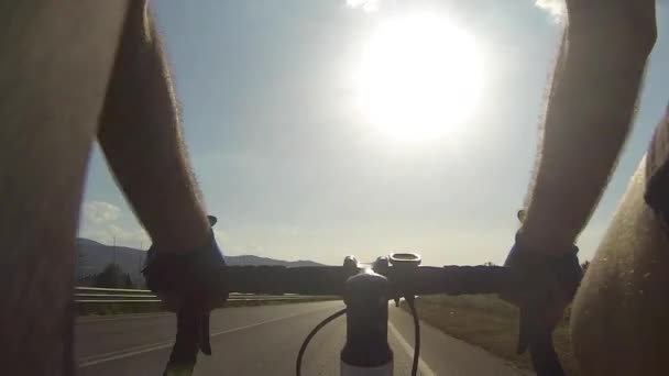 Pov Βολή Του Ποδηλάτη Άνθρωπος Ποδηλασία Ένα Αγροτικό Δρόμο Μια — Αρχείο Βίντεο