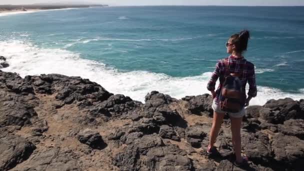 Аутентичный Снимок Молодой Женщины Берегу Моря Наслаждающейся Видом Океан Солнечный — стоковое видео