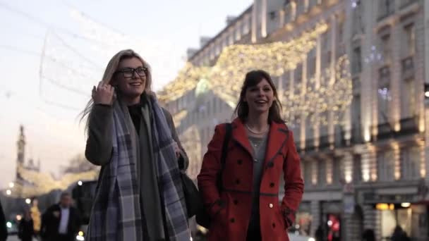 Authentic Slow Motion Shot Two Happy Female Friends Enjoying Shopping — Αρχείο Βίντεο