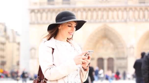 Authentic Shot Happy Woman Paris Using Her Mobile Phone Notre — Vídeo de stock