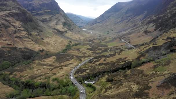 Aerial View Valley Highlands Road Winds Mountains Northern Scotland Cloudy — 비디오
