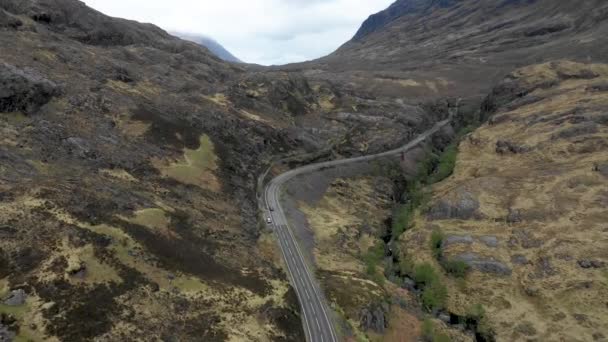 Aerial View Valley Highlands Road Winds Mountains Northern Scotland Cloudy — Video