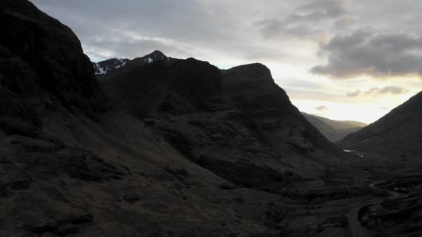 Воздушный Беспилотник Видом Нагорье Шотландии Закате Облаками Над Знаменитыми Горами — стоковое видео