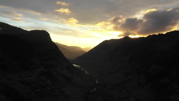 Повітряний Безпілотний Вид Високогірні Райони Шотландії Заході Сонця Хмарами Над — стокове відео