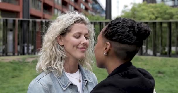 Szczęśliwy Mieszany Wyścig Lesbijek Para Miłości Całowanie Przytulanie Dziewczyny Milenijne — Wideo stockowe