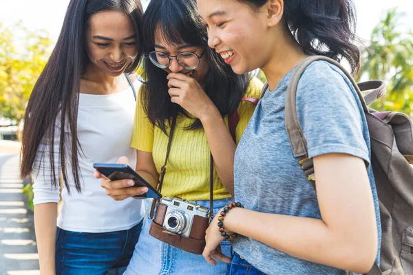 Três Meninas Asiáticas Felizes Usando Telefone Olhando Para Tela Juntos — Fotografia de Stock