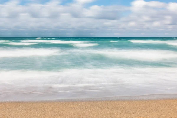 Güneşli Bir Yaz Gününde Cornwall Deniz Kenarındaki Okyanus Dalgaları Bulutların — Stok fotoğraf